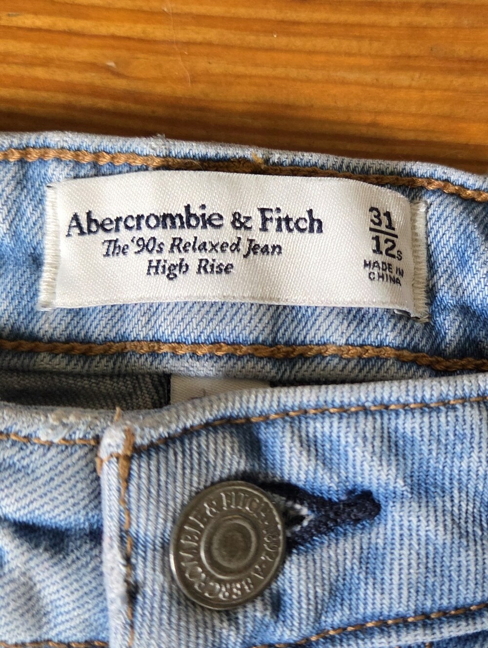 A&F The '90s Relaxed Jean High Rise - Picture 2 of 3
